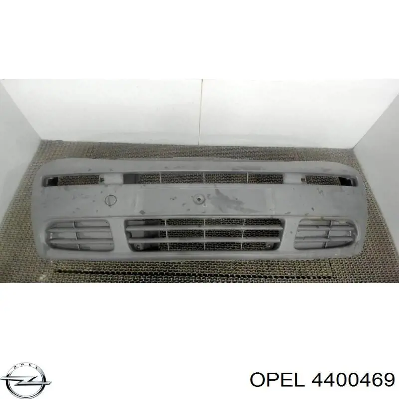 Передній бампер на Opel Vivaro F7