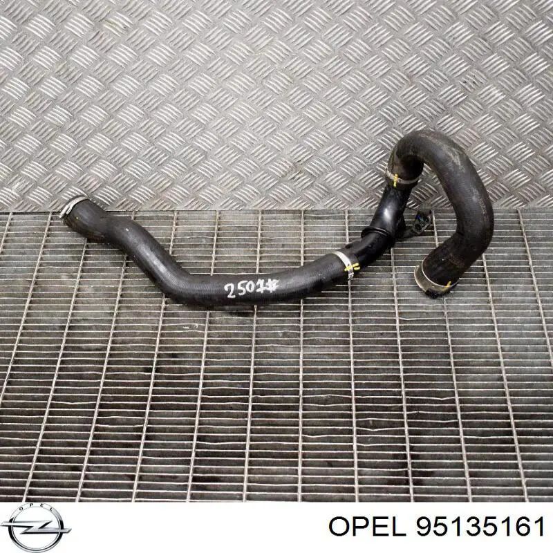 Шланг/патрубок интеркуллера 95135161 Opel