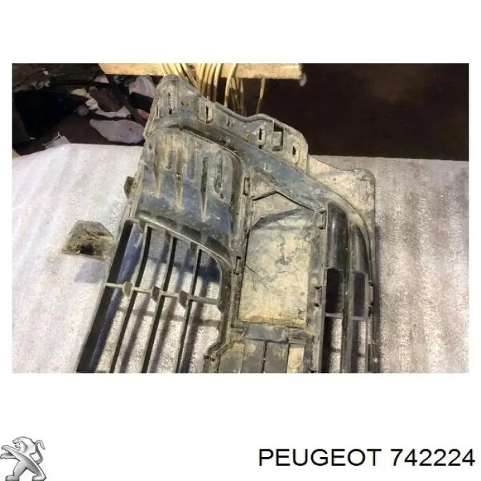 Решітка переднього бампера Peugeot/Citroen 742224 ціна, від 60.88 USD