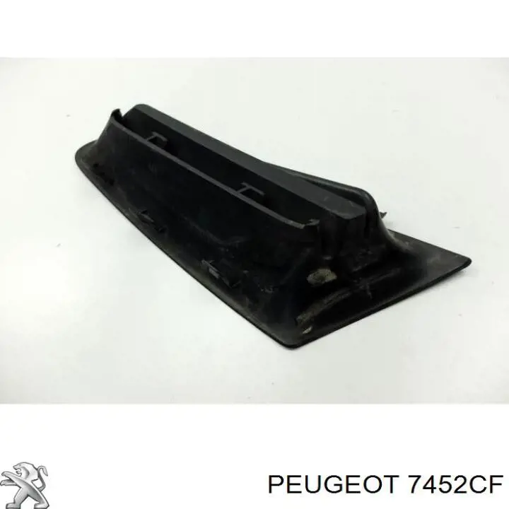 Решітка переднього бампера, права 7452CF Peugeot/Citroen