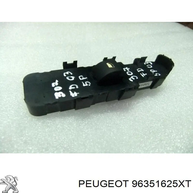 Кнопковий блок керування склопідіймачами передній правий 96351625XT Peugeot/Citroen