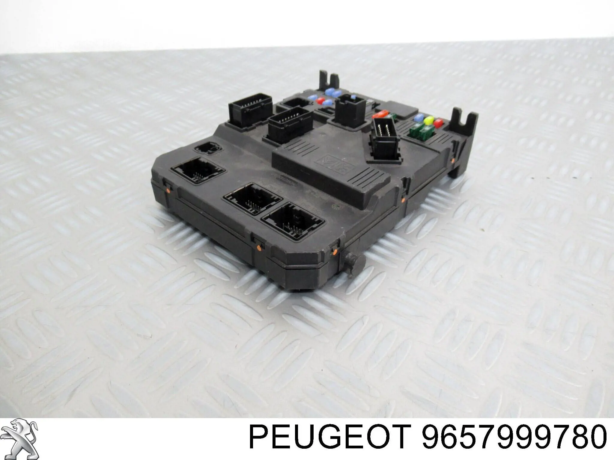 Коробка запобіжників Peugeot/Citroen 9657999780 ціна, від 32.62 USD