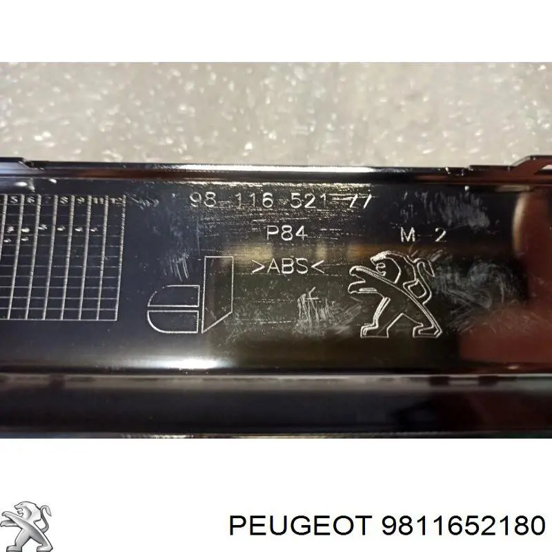 Молдинг заднього бампера, центральний 9811652180 Peugeot/Citroen