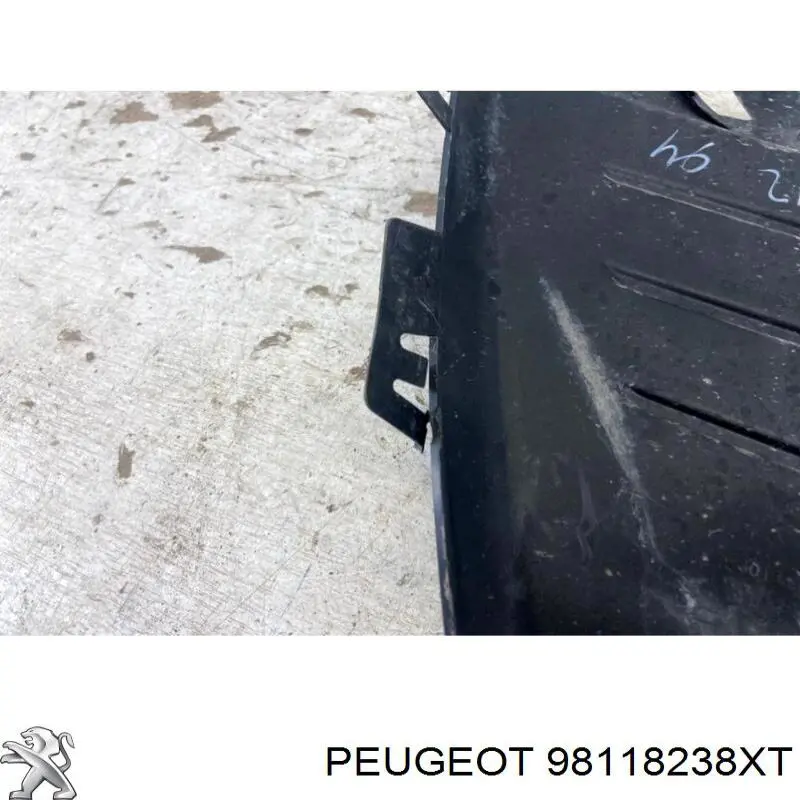 98118238XT Peugeot/Citroen Решітка переднього бампера, ліва