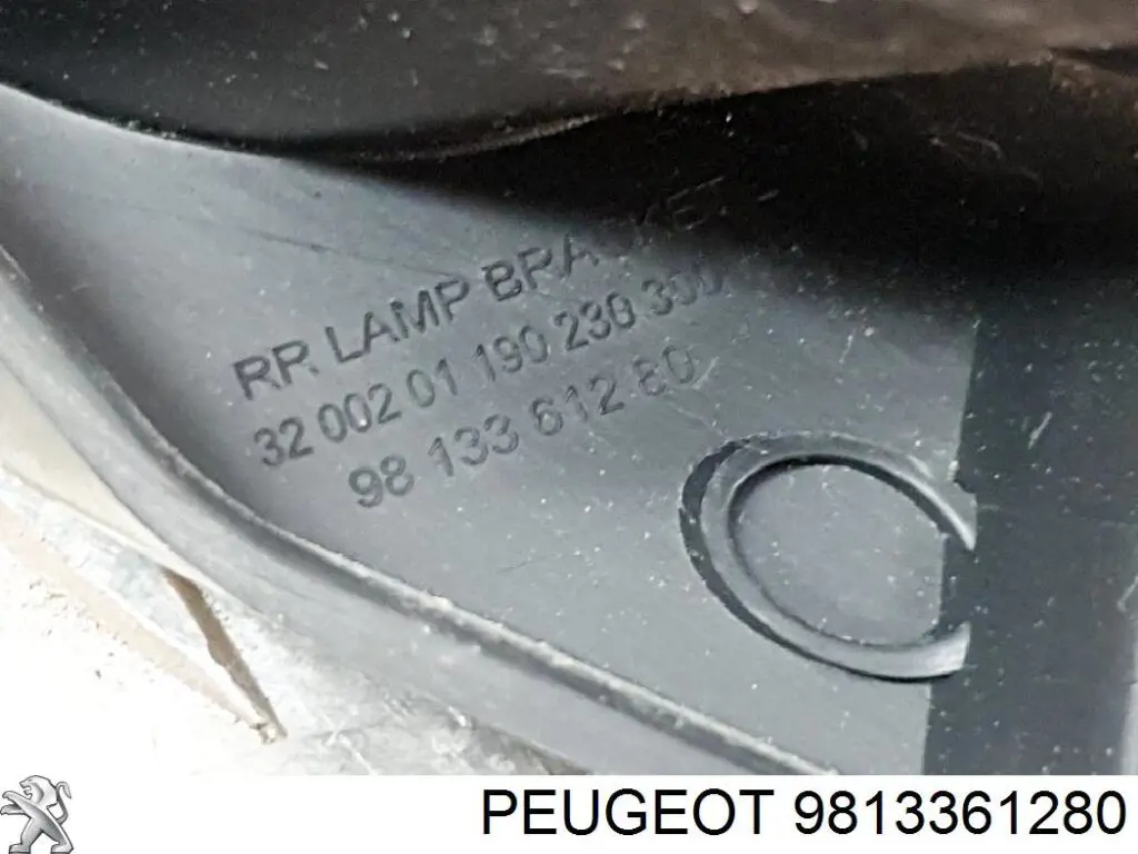 Кронштейн бампера заднього, лівий 9813361280 Peugeot/Citroen