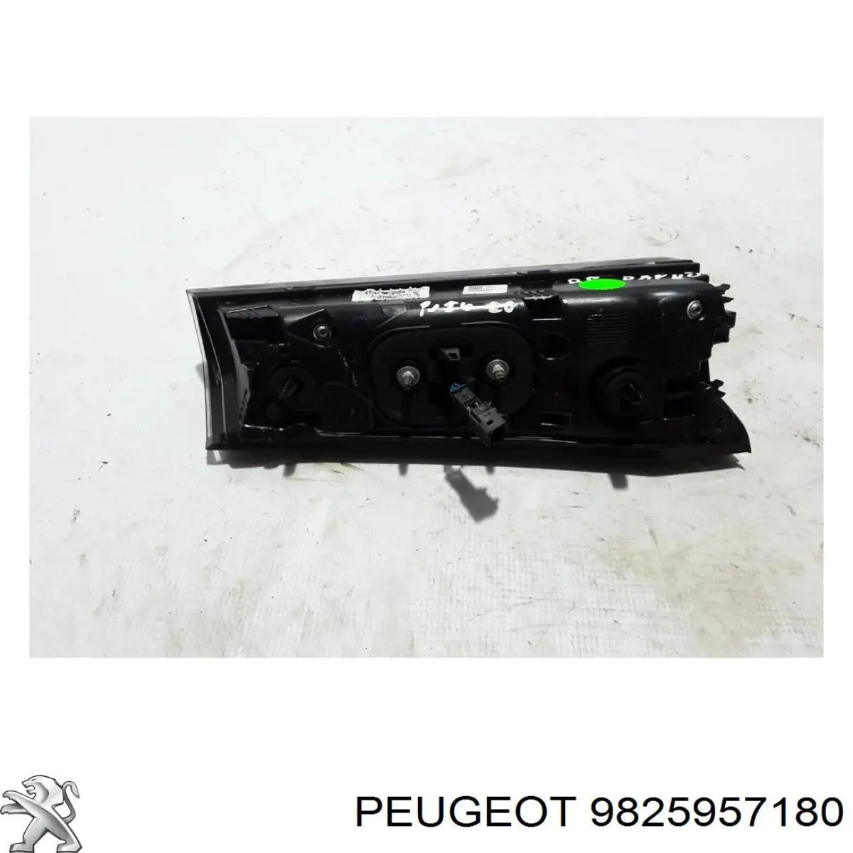 Ліхтар задній правий, внутрішній 9825957180 Peugeot/Citroen