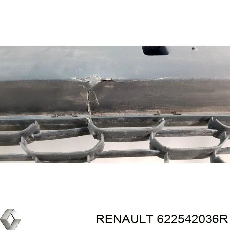 Решітка переднього бампера, центральна Renault (RVI) 622542036R
