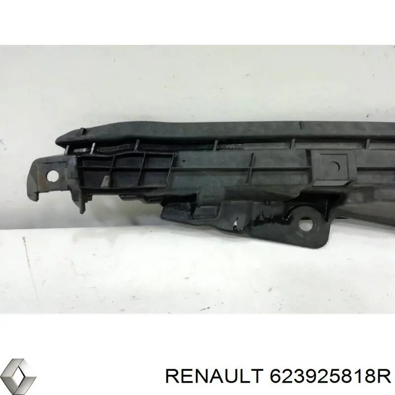 Кронштейн решітки переднього бампера Renault (RVI) 623925818R