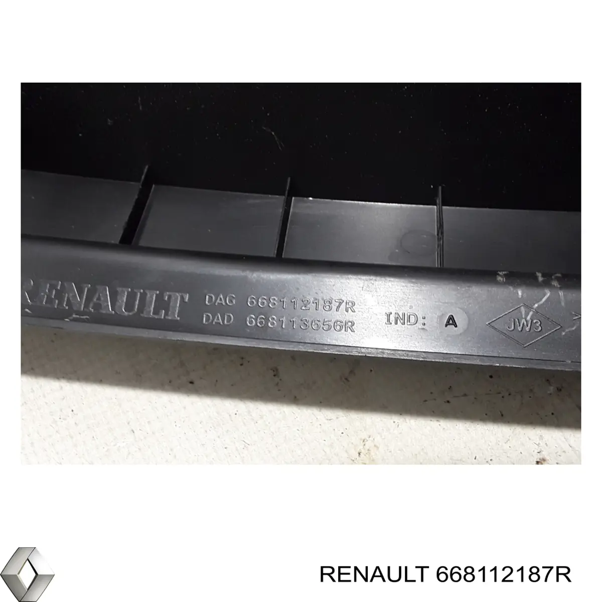 Водостік лобового скла, жабо 668112187R Renault (RVI)