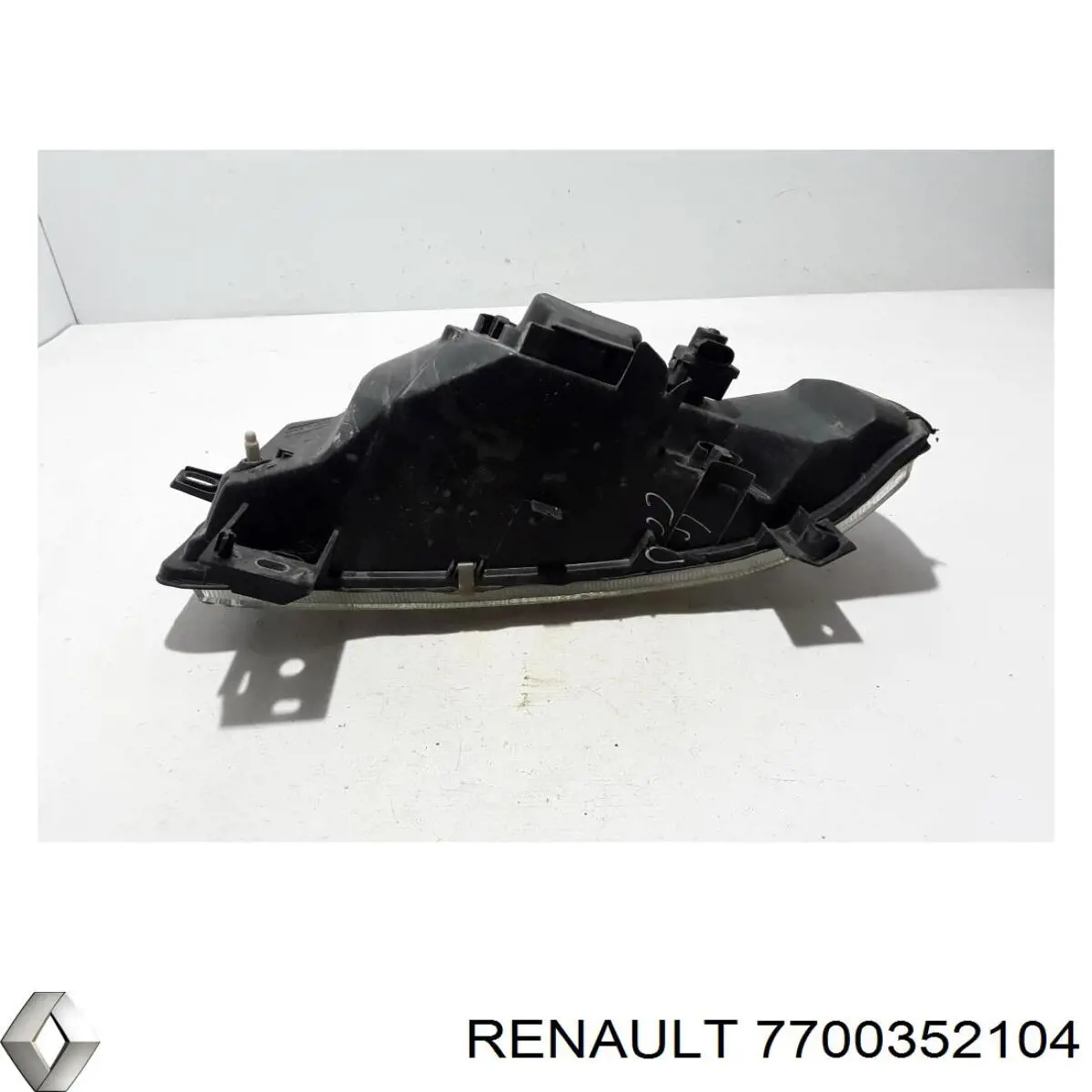 7700352104 Renault (RVI) фара права