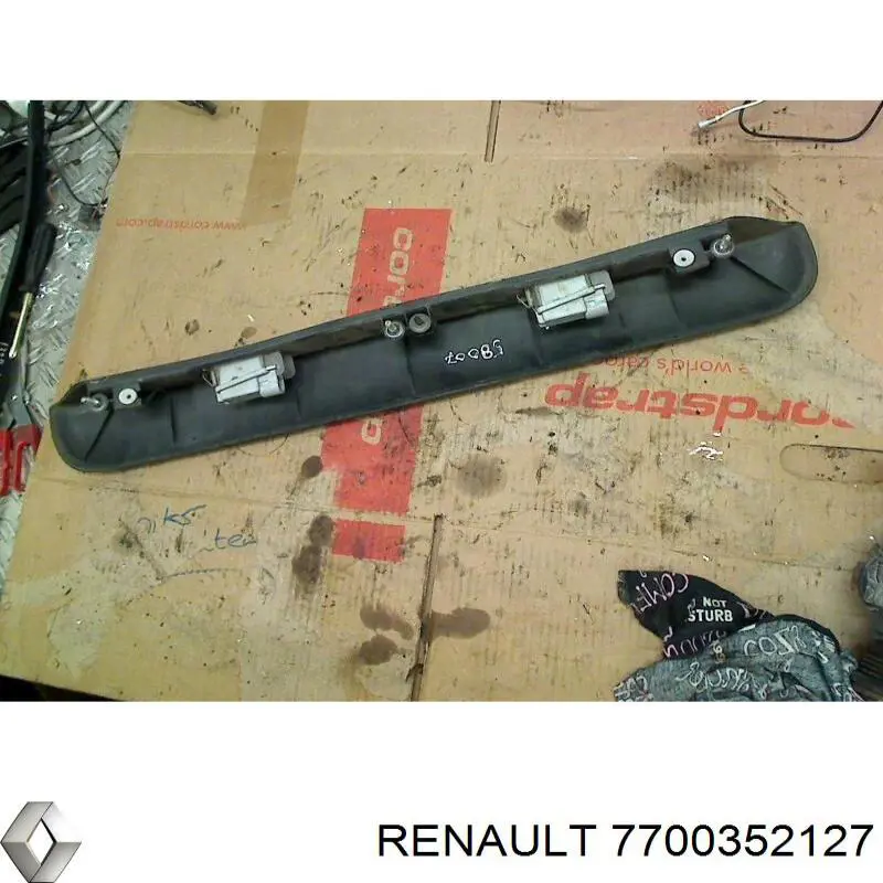 Накладка задніх дверей, права 7700352127 Renault (RVI)