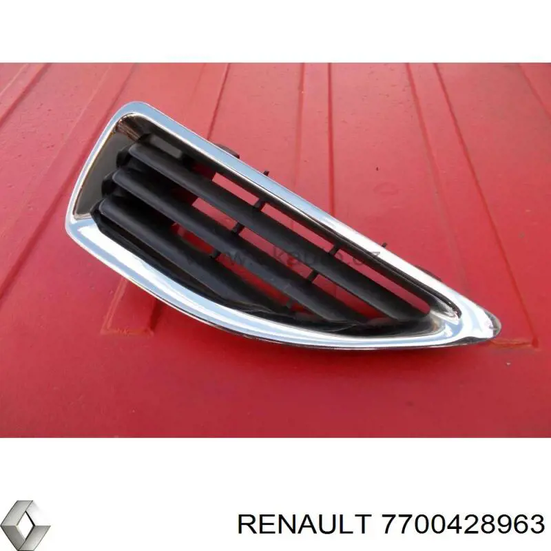 Купити 8200057390 Renault (RVI) Решітка радіатора ліва