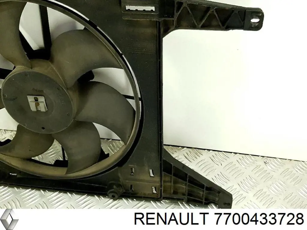 Дифузор (кожух) радіатора охолодження 7700433728 Renault (RVI)