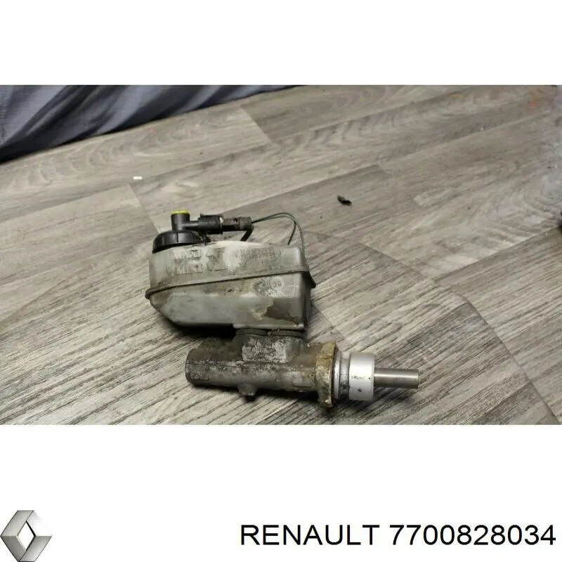 Купити 7700828034 Renault (RVI) Бачок головного гальмівного циліндру (гальмівної рідини)