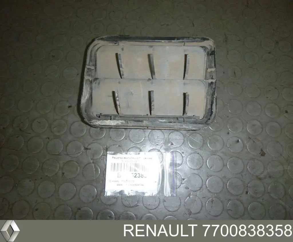 Купити 7700838358 Renault (RVI) Решітка вентиляційна задня