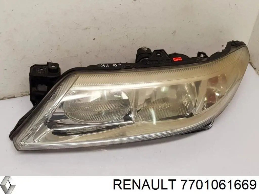 7701061669 Renault (RVI) фара ліва