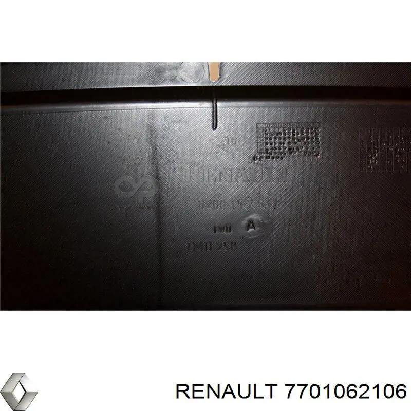 Накладка верхня передньої панелі/супорту радіатора 7701062106 Renault (RVI)