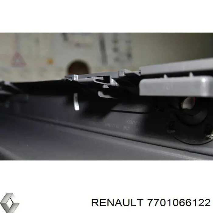 7701066122 Renault (RVI) Бампер задній, центральна частина
