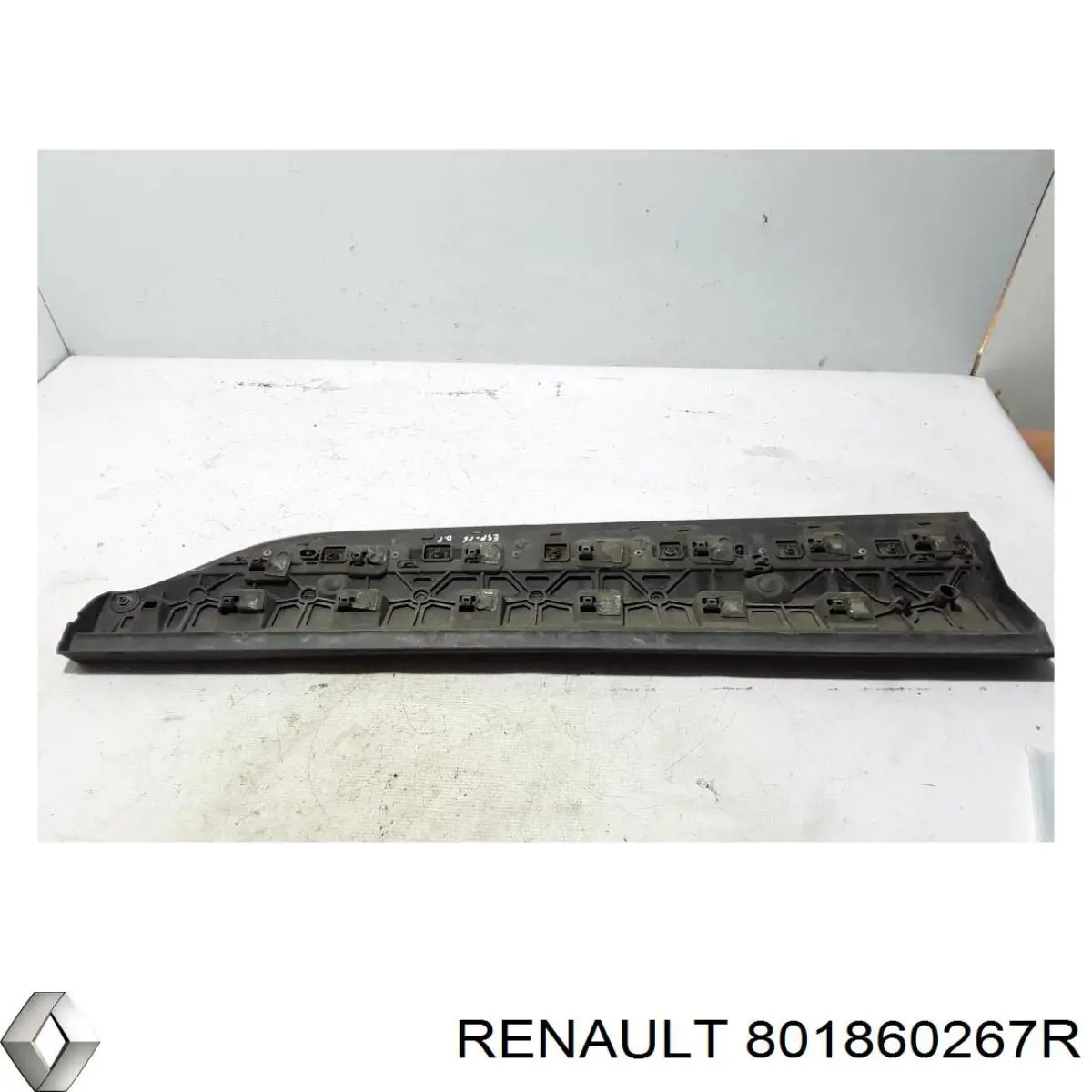 Купити 801860267R Renault (RVI) Молдинг передньої правої двері, нижній