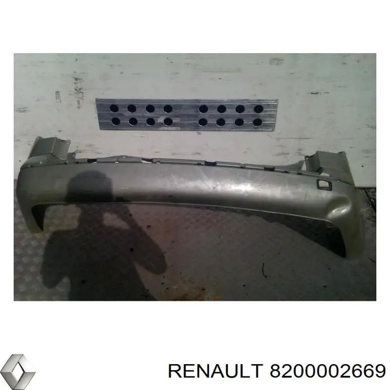 Купити 8200002669 Renault (RVI) Задній бампер