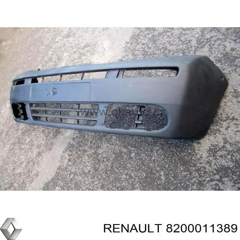 Передній бампер 8200011389 Renault (RVI)