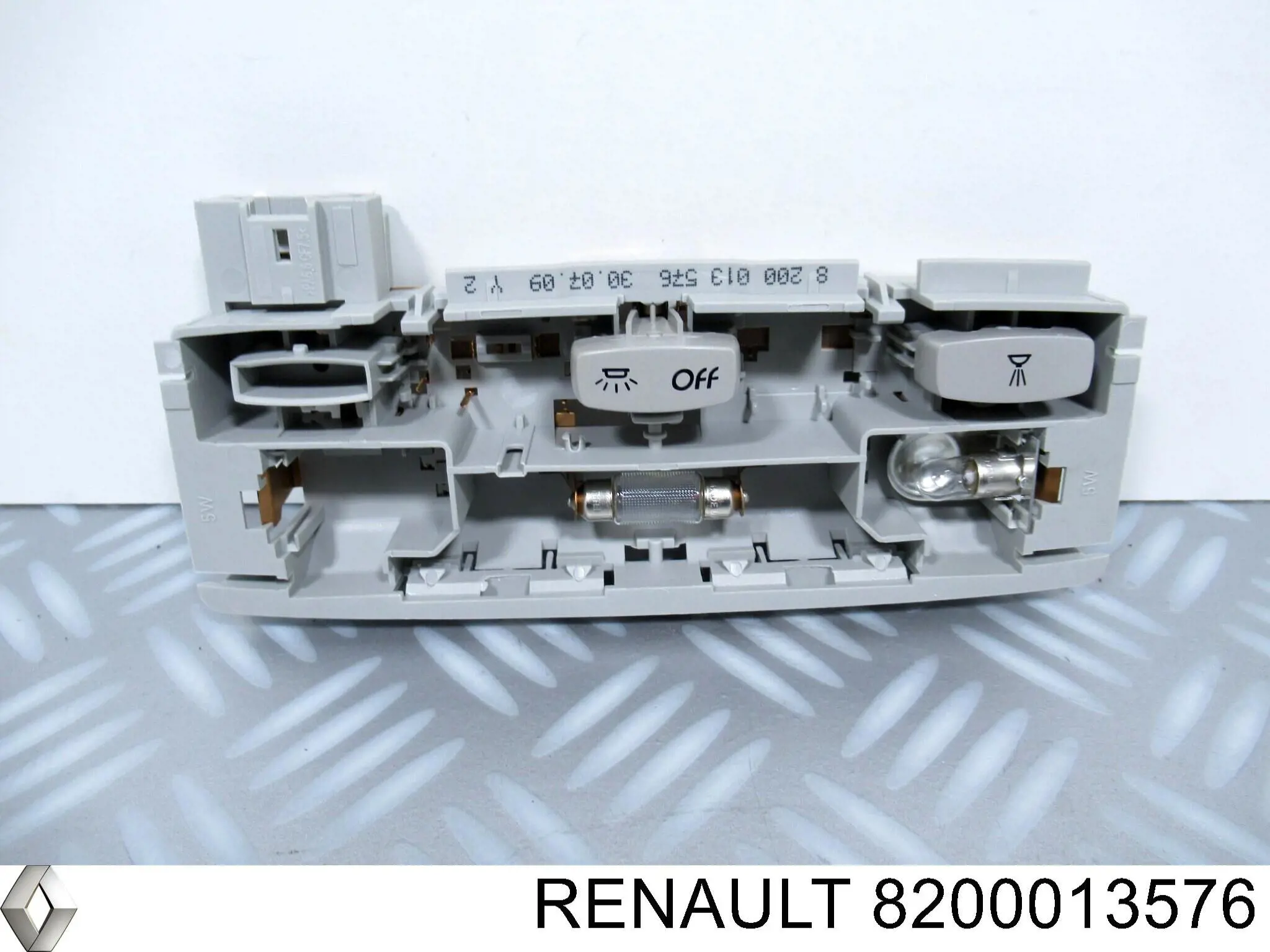 Купити 8200013576 Renault (RVI) Плафон освітлення кабіни