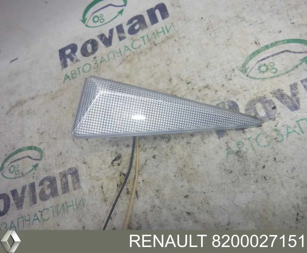 Купити 8200027151 Renault (RVI) Повторювач повороту на крилі, правий