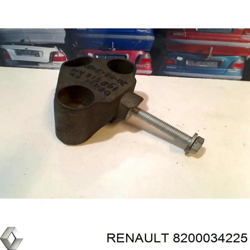 Купити 8200034225 Renault (RVI) Кронштейн подушки (опори) двигуна, правої