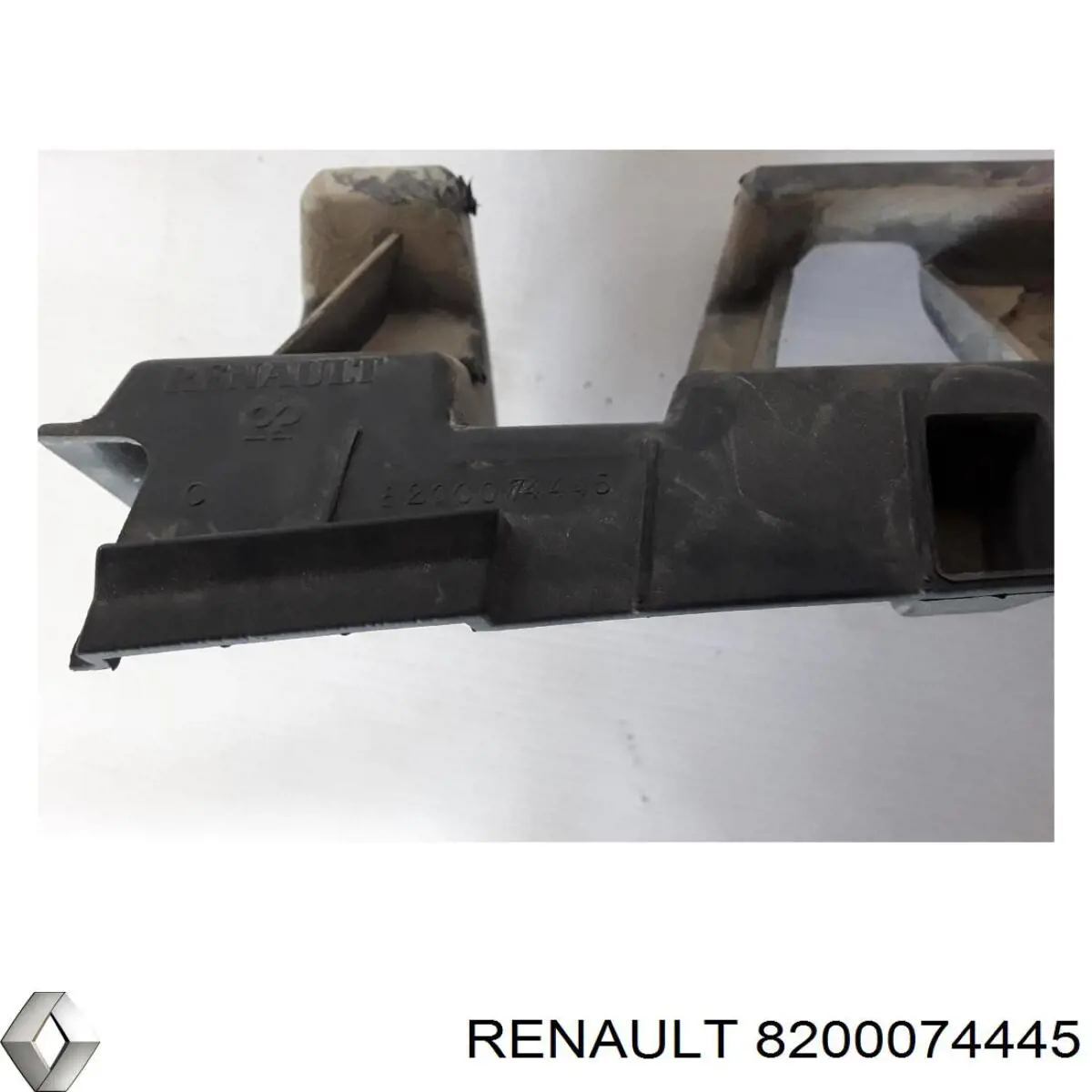 Кронштейн бампера заднього, центральний 8200074445 Renault (RVI)