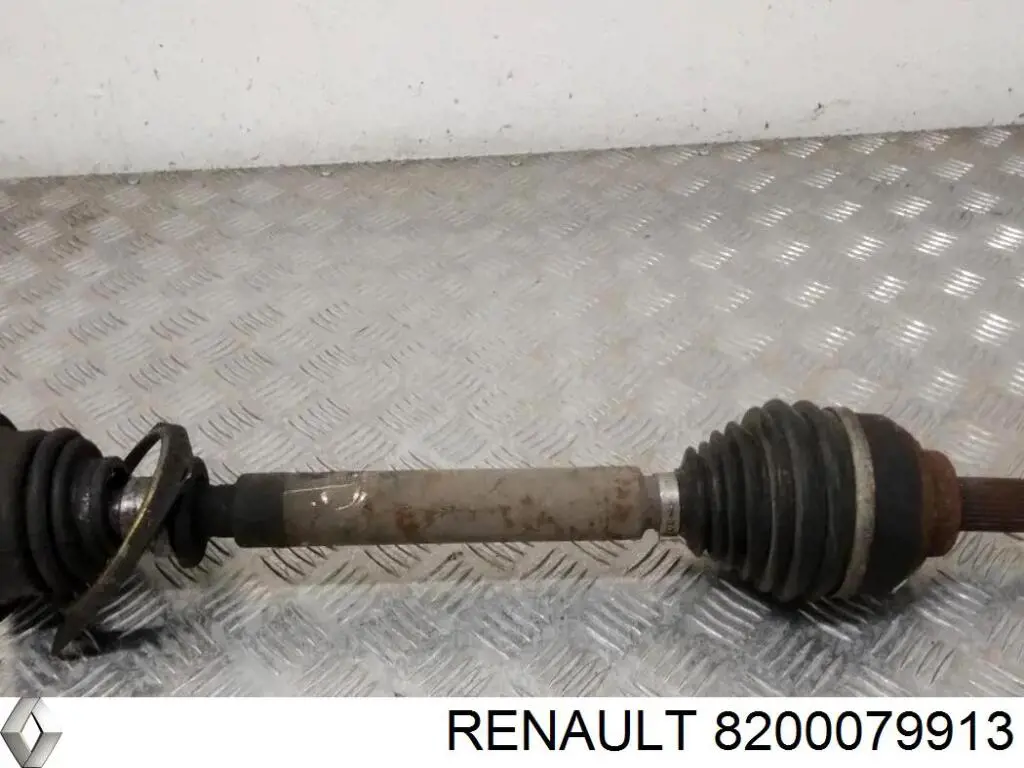 8200079913 Renault (RVI) Привід лівий