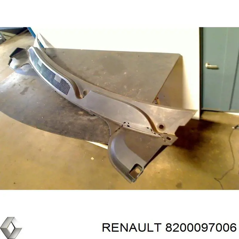 Купити 8200097006 Renault (RVI) Водостік лобового скла, жабо