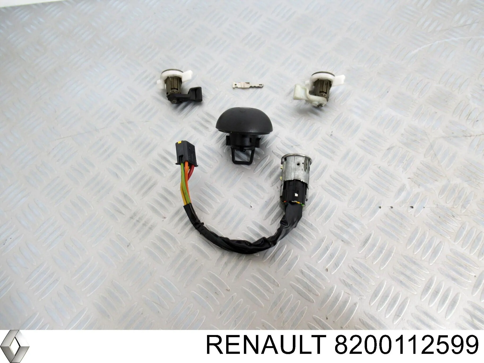 Емблема кришки багажника 8200112599 Renault (RVI)
