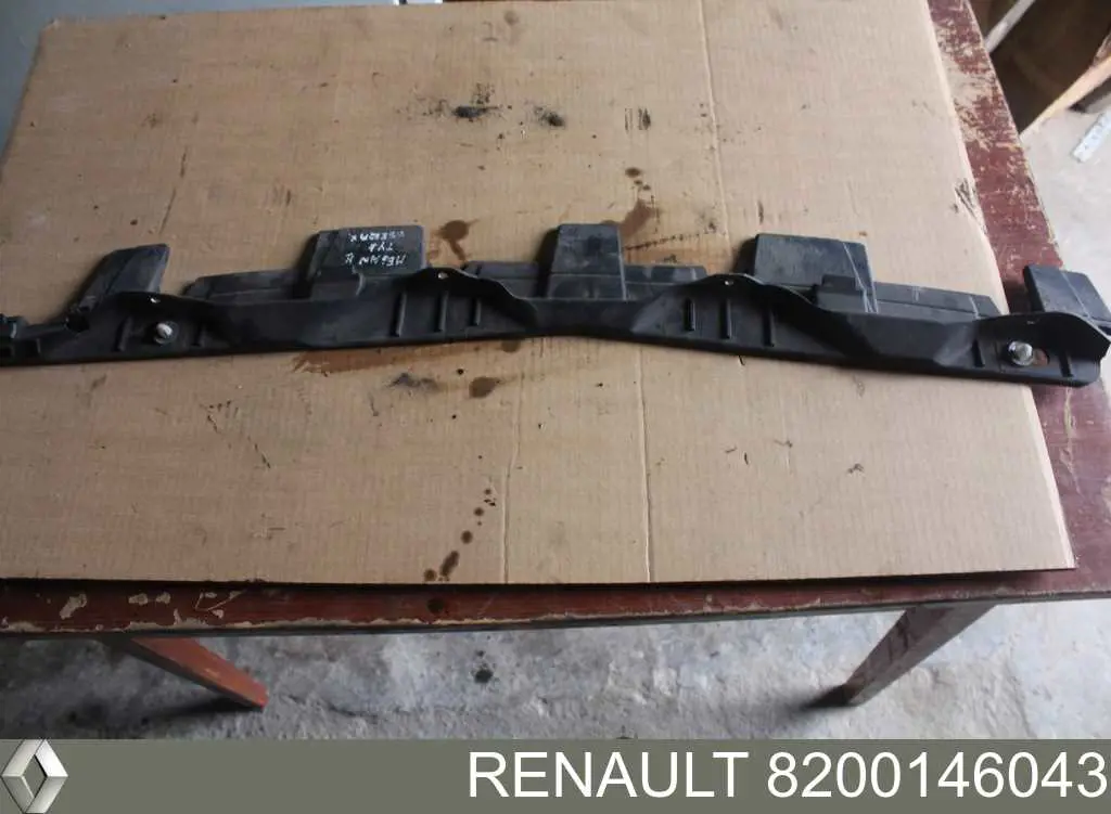 Купити 8200146043 Renault (RVI) Кронштейн бампера заднього, центральний