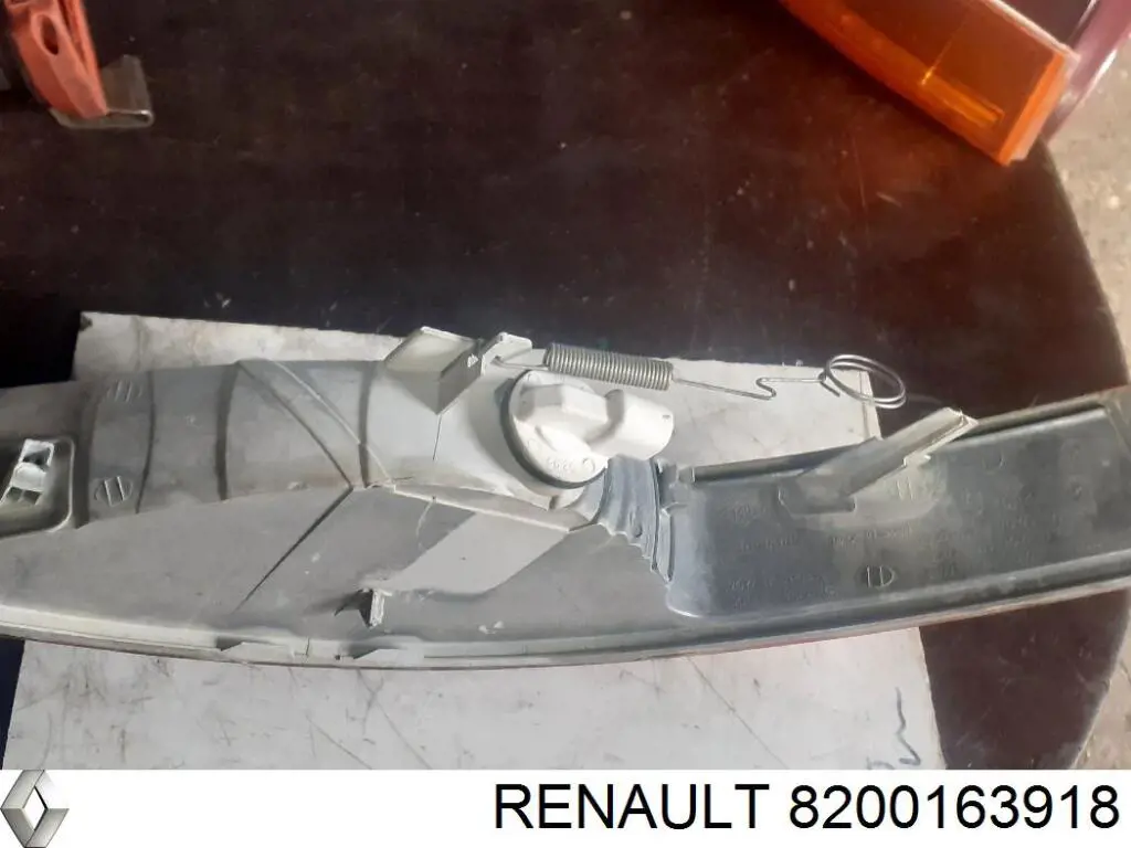 Купити 8200163918 Renault (RVI) Вказівник повороту правий