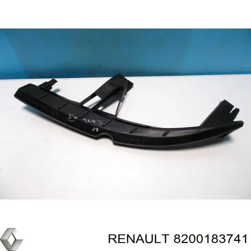 Купити 8200183741 Renault (RVI) Кронштейн бампера переднього, лівий