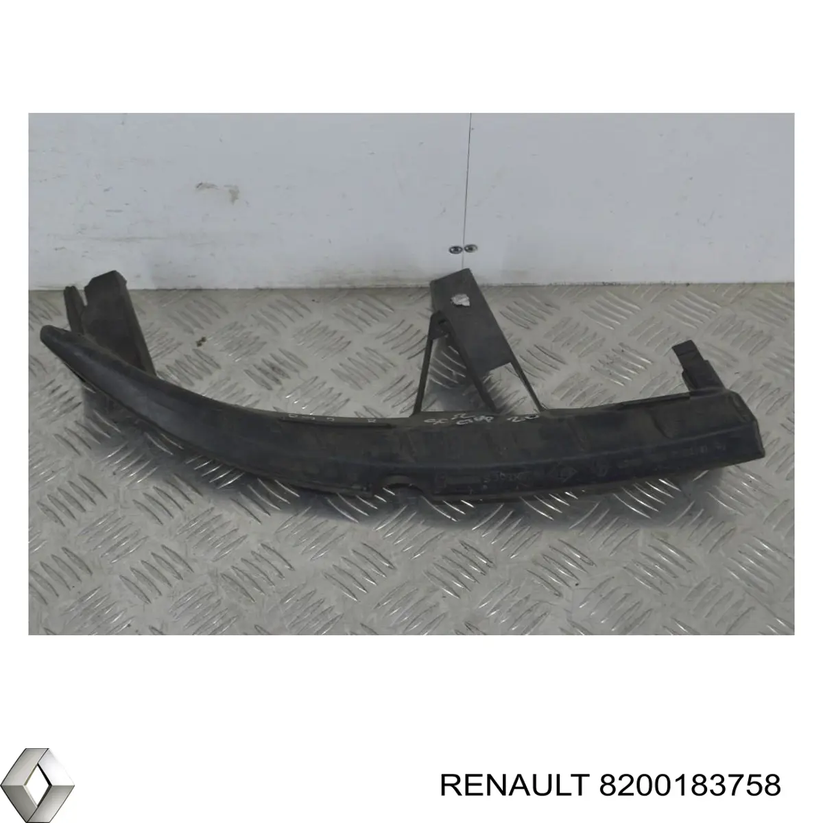 Кронштейн бампера переднього, правий 8200183758 Renault (RVI)