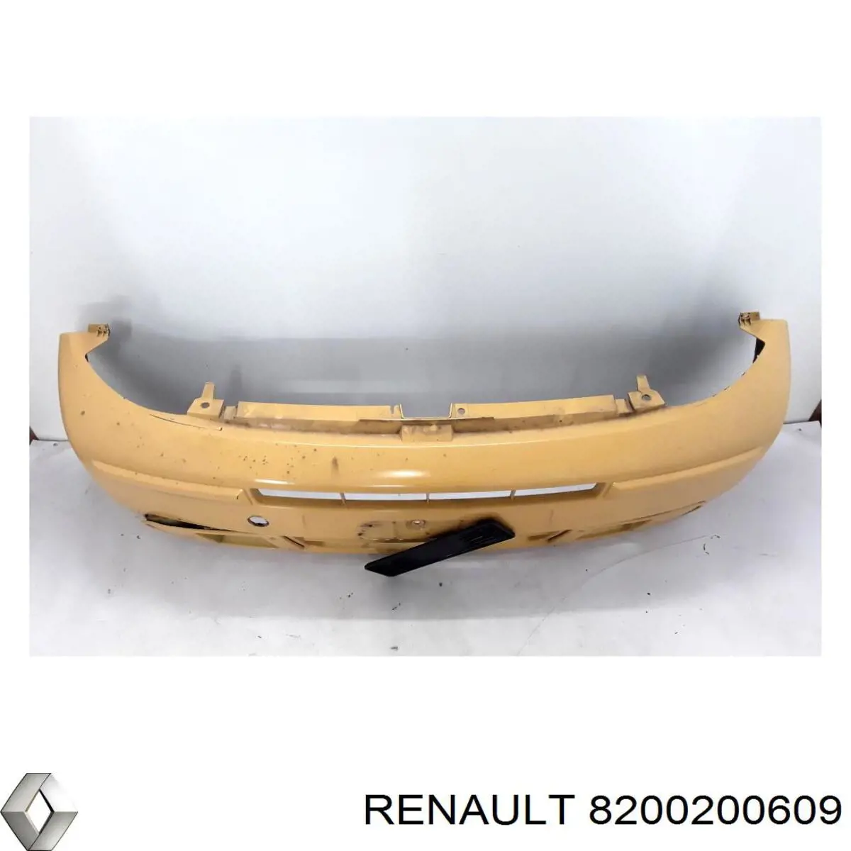Передній бампер 8200200609 Renault (RVI)