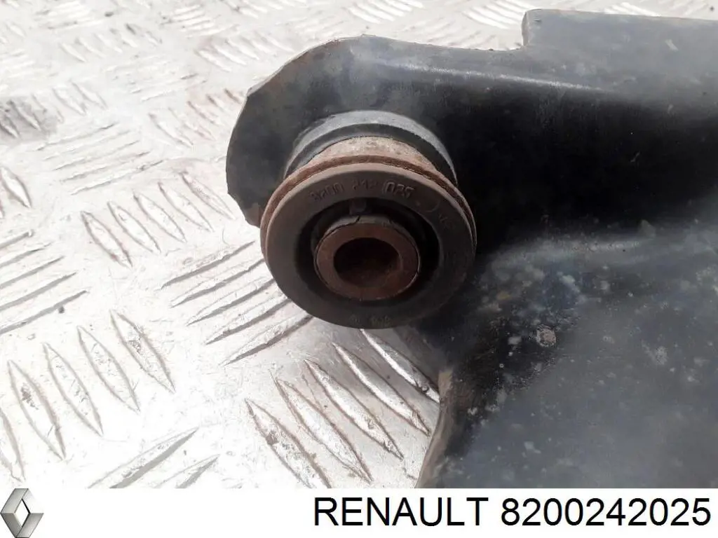 8200242025 Renault (RVI) Сайлентблок переднього нижнього важеля