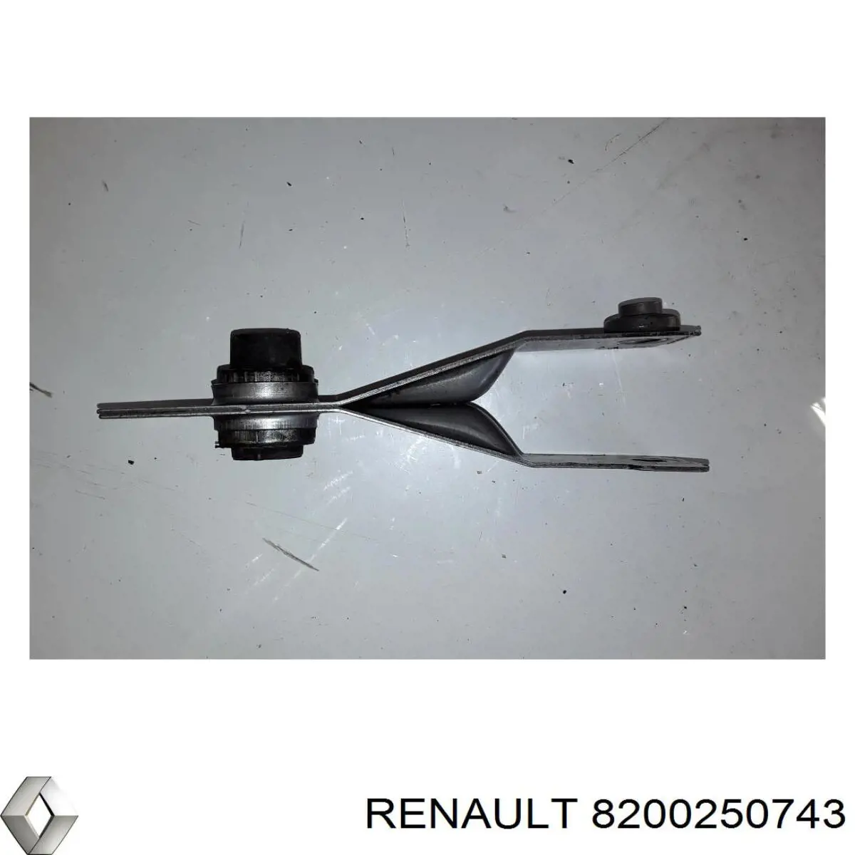Купити 8200250743 Renault (RVI) Кронштейн подушки (опори) двигуна, правої