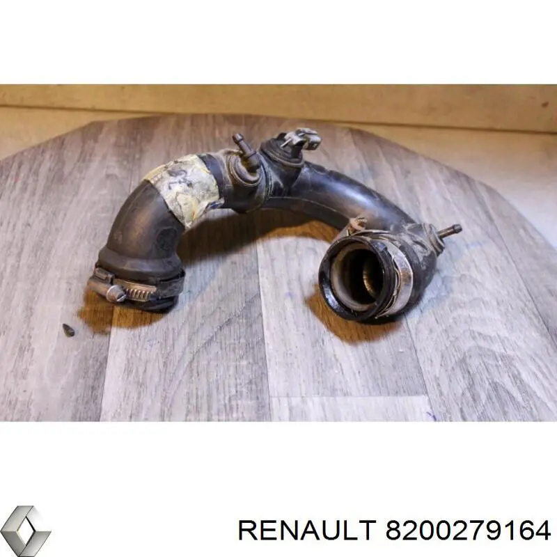 Патрубок повітряний, вихід з турбіни (наддув) 8200279164 Renault (RVI)