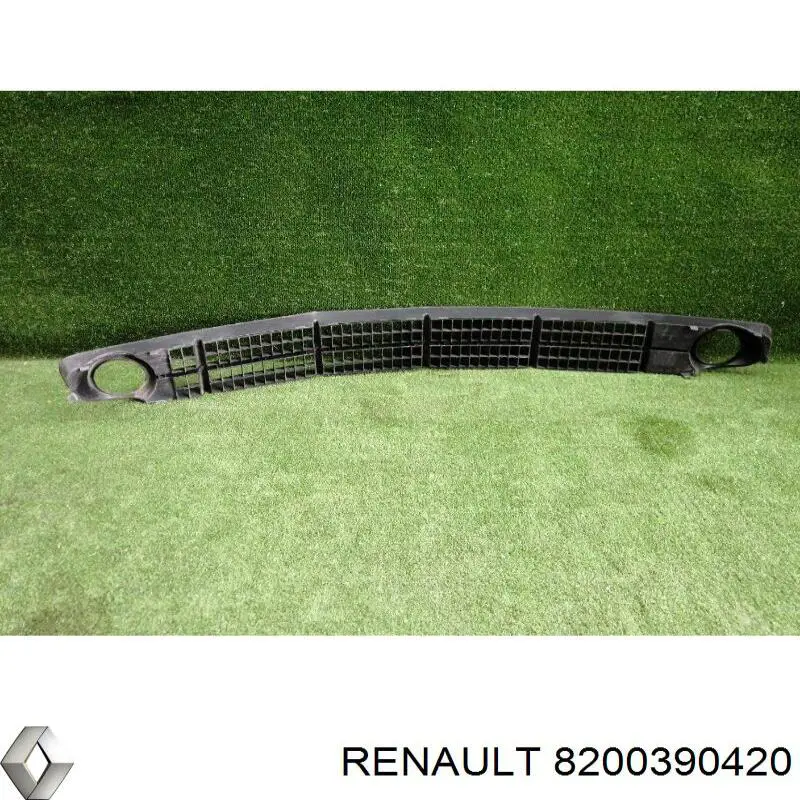 Решітка переднього бампера, центральна 8200390420 Renault (RVI)