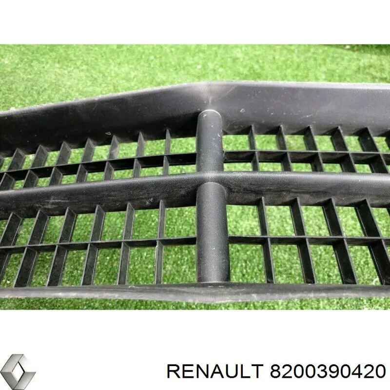 Купити 8200390420 Renault (RVI) Решітка переднього бампера, центральна
