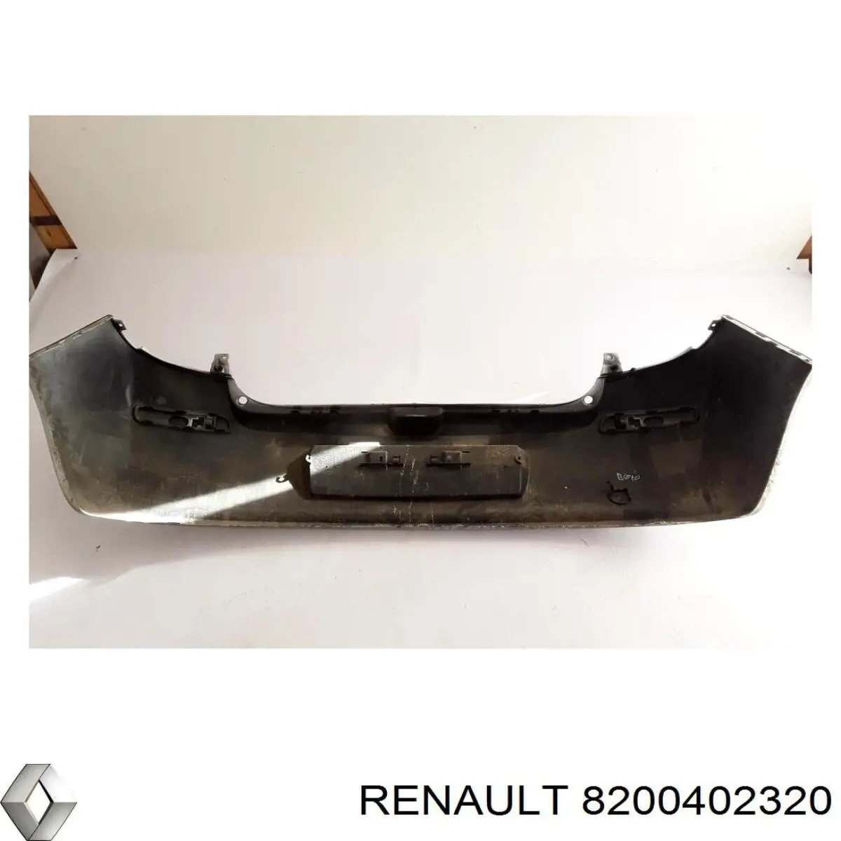 Задній бампер 8200402320 Renault (RVI)