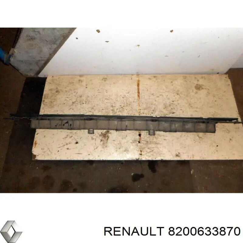 Купити 8200633870 Renault (RVI) Кронштейн бампера заднього, центральний
