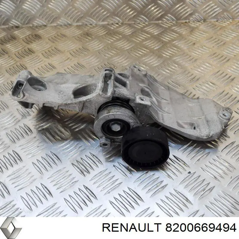 Купити 8200669494 Renault (RVI) Кронштейн генератора