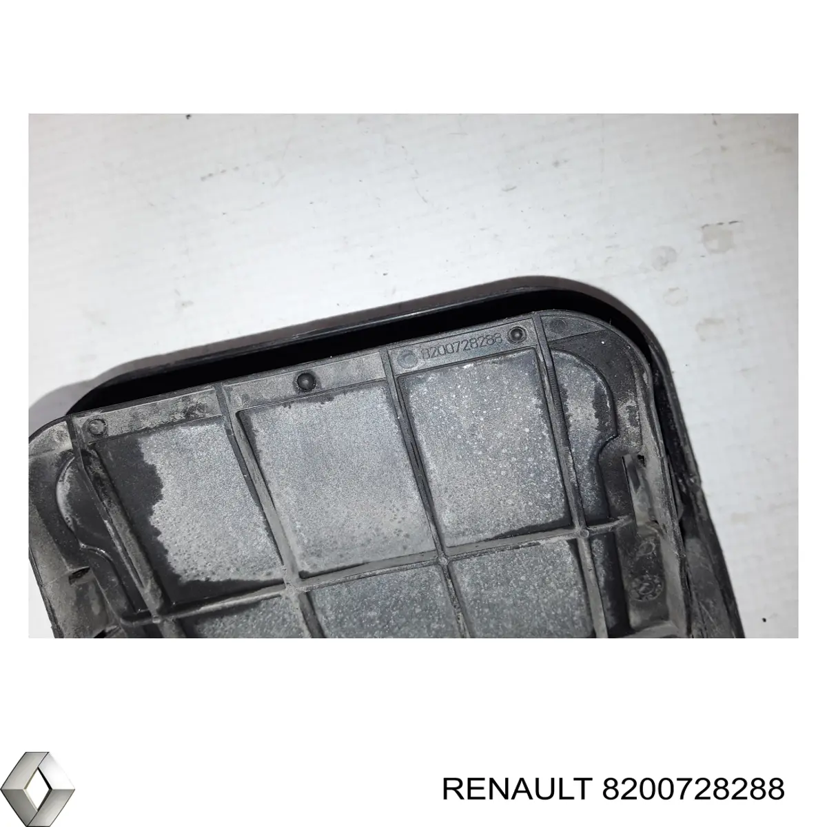 Купити 8200003575 Renault (RVI) Заглушка/ решітка протитуманних фар бампера переднього, права