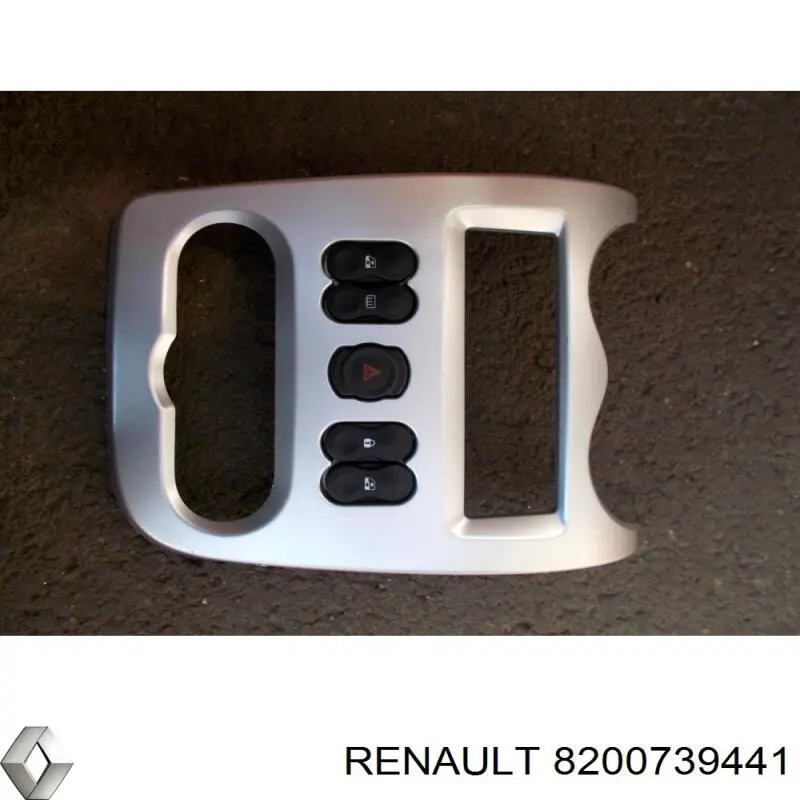 8200739441 Renault (RVI) молдинг (накладка панелі приладів "торпедо", центральний)