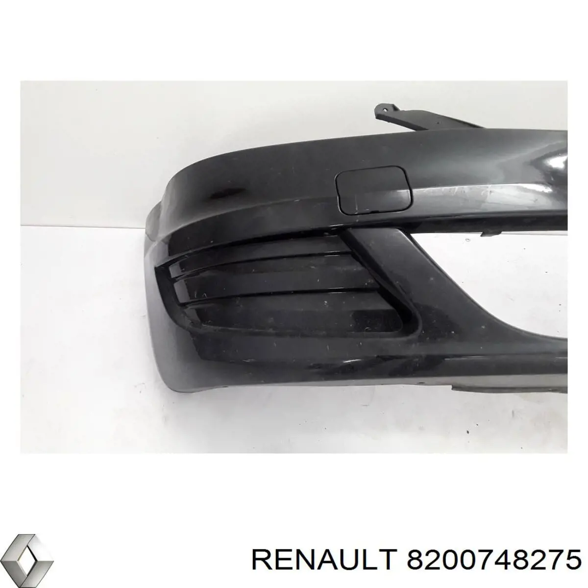 Передній бампер 8200748275 Renault (RVI)