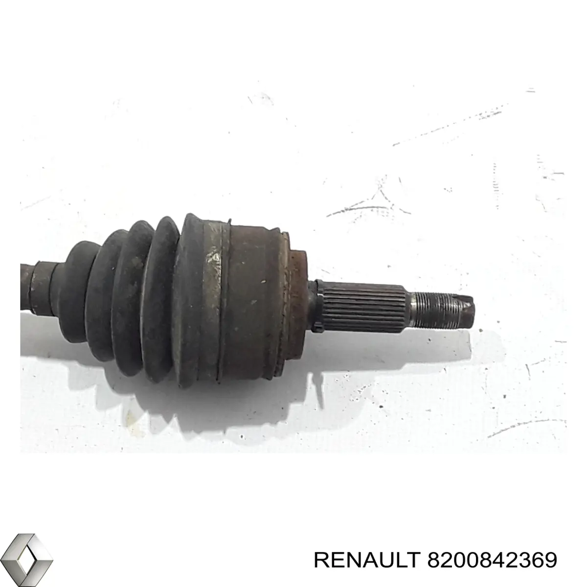 Піввісь (привід) передня, права 8200842369 Renault (RVI)