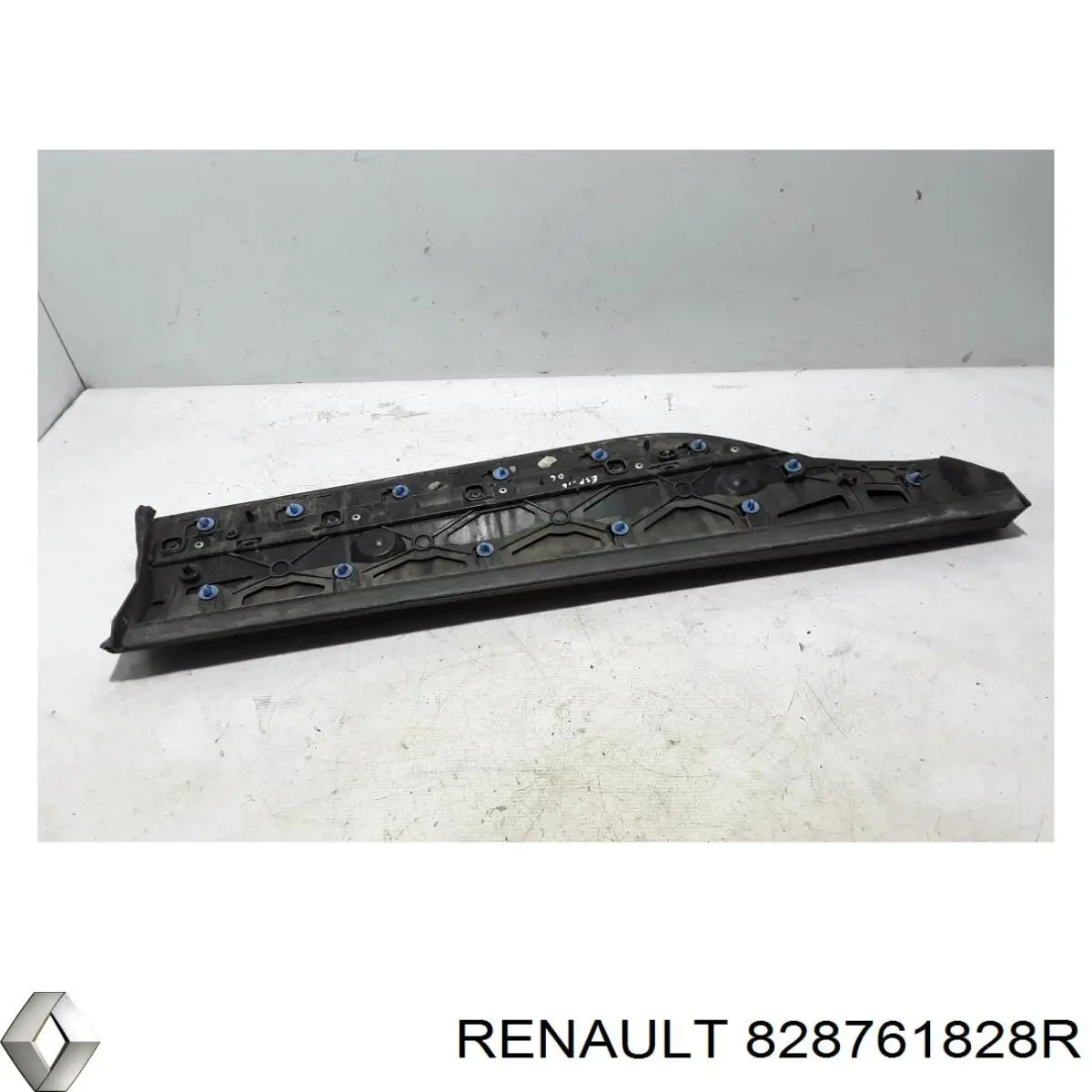 828761828R Renault (RVI) Накладка задніх правих дверей, нижня